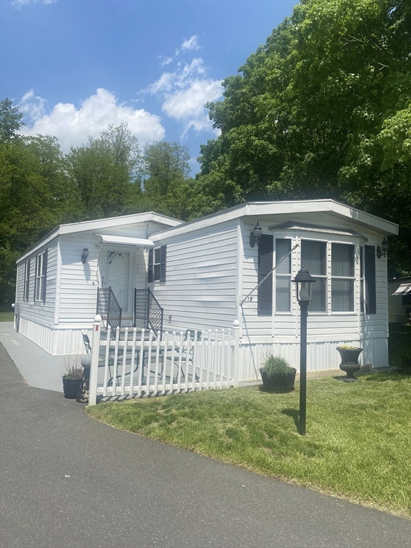 房源照片：18 Parkwood Dr, West Springfield