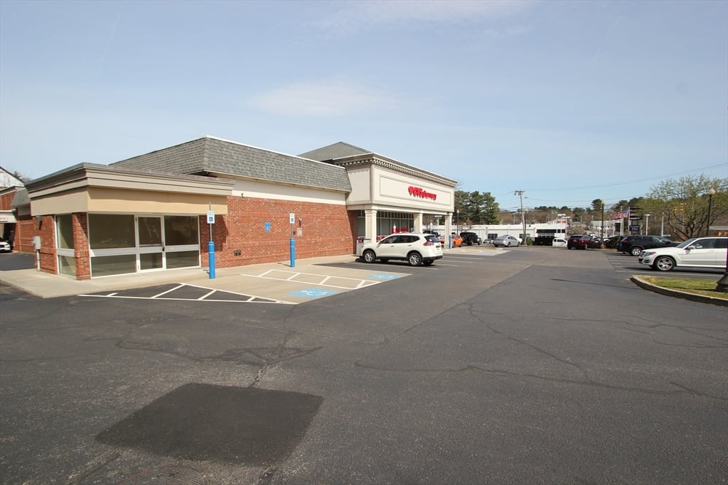 435 W Central St #ATM, Franklin, MA 02038