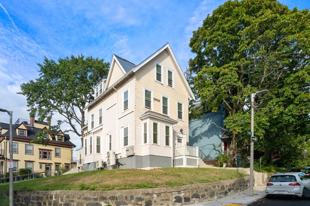 תמונה של הנכס: 10 Jerome St #1, Boston