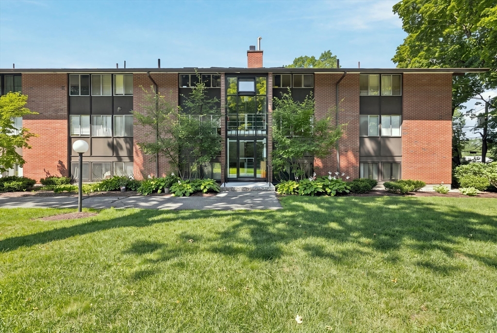 תמונה של הנכס: 3 Longwood Dr #103, Andover