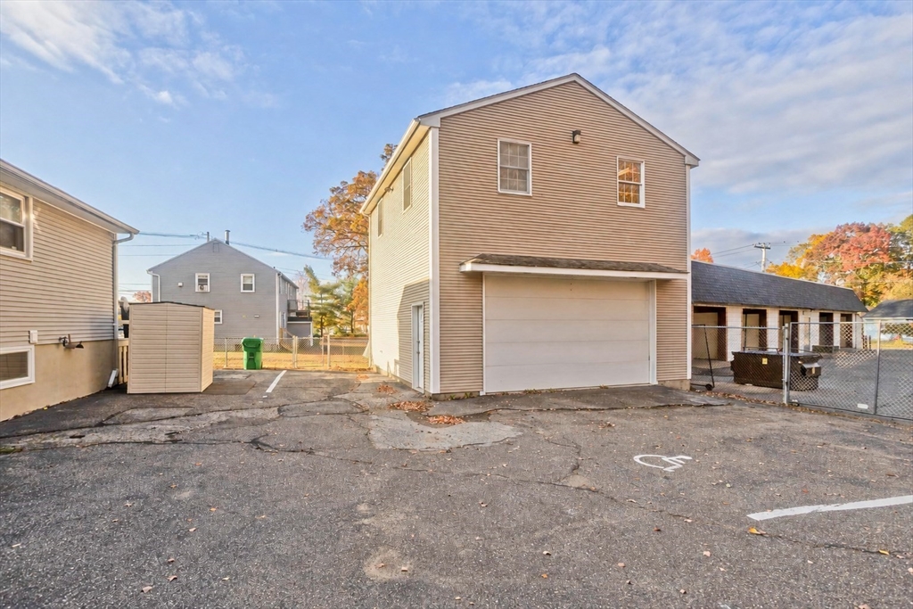 房源照片：1692 Memorial Drive, Chicopee