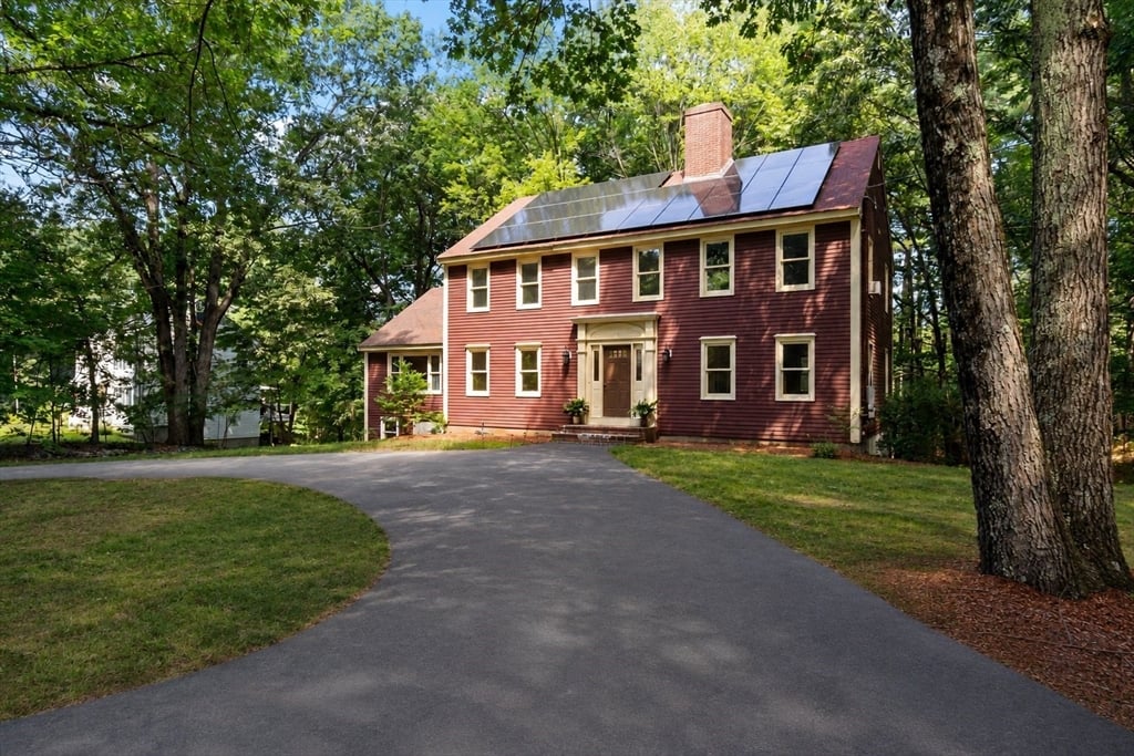 75 Elmwood Rd, Lunenburg