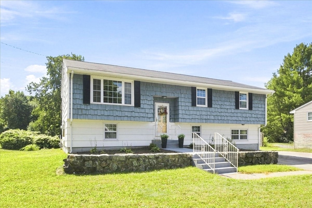 תמונה של הנכס: 2040 Central St, Stoughton