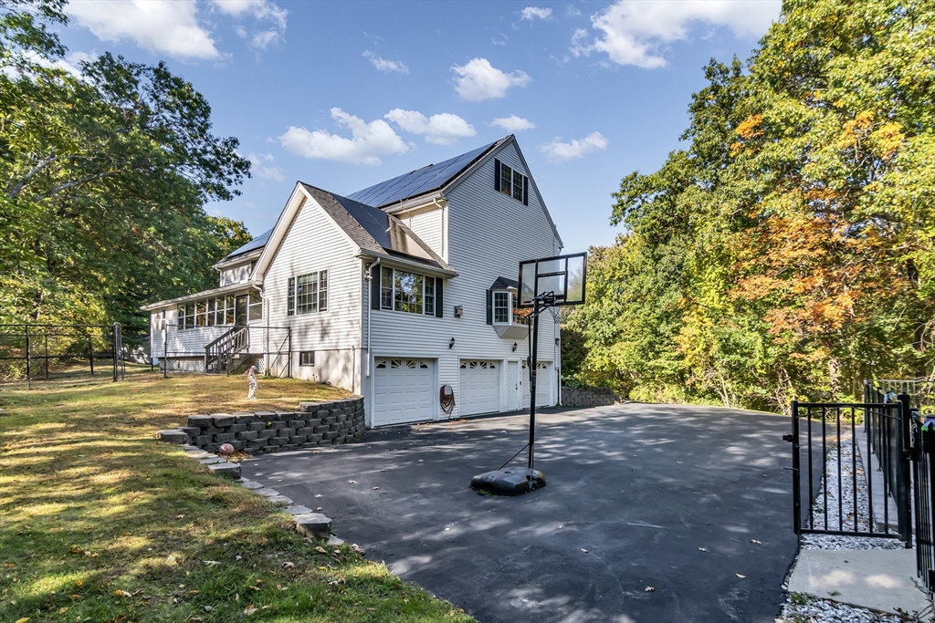 תמונה של הנכס: 2 Hitching Post Ln, Methuen
