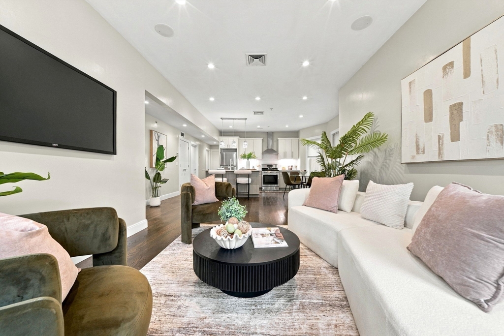 תמונה של הנכס: 9 Lithgow St #1, Boston