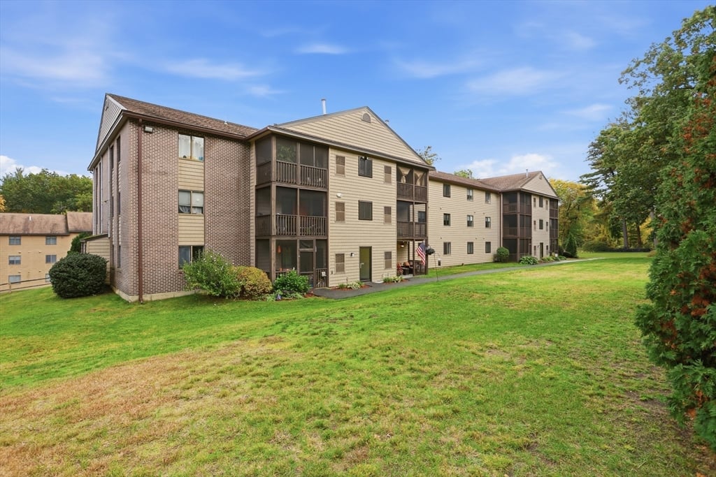 房源照片：10 Village Ln #15, Tyngsborough