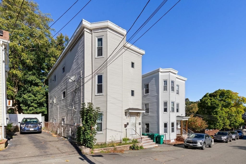 11 Hutchinson Ct, Lynn