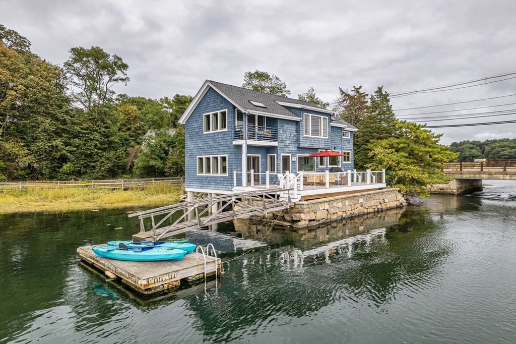 698 Washington St, Gloucester