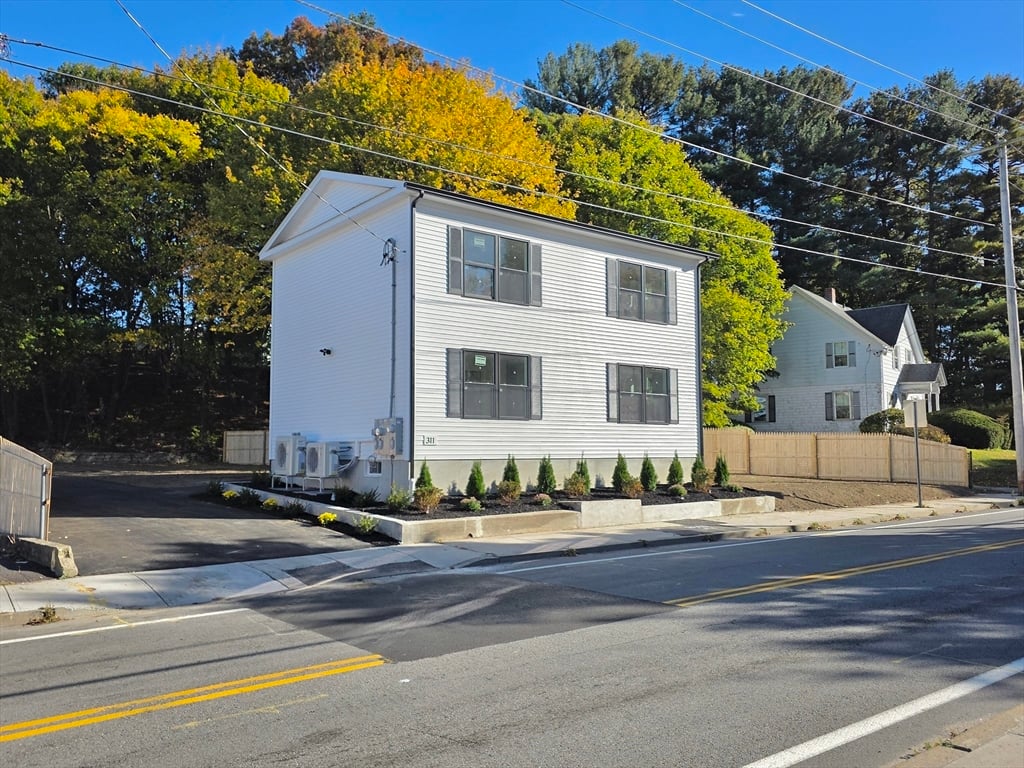 房源照片：311 Woonasquatucket Ave, North Providence