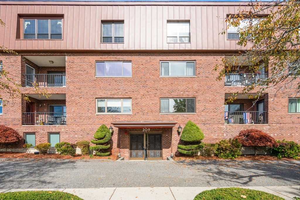 209 Commonwealth Ave #2A, Newton